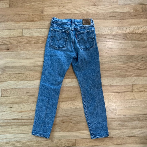 Women’s Levi’s Button Fly Ribcage Straight Leg Medium Wash Distressed Jeans 25 - Picture 9 of 14